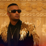 بالفيديو.. محمد رمضان يردتي ملابس مصنوعة بالكامل من الذهب!