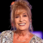 فيديو مُؤثر.. منى واصف تلتقي إبنها الوحيد بعد غياب 20 عاماً