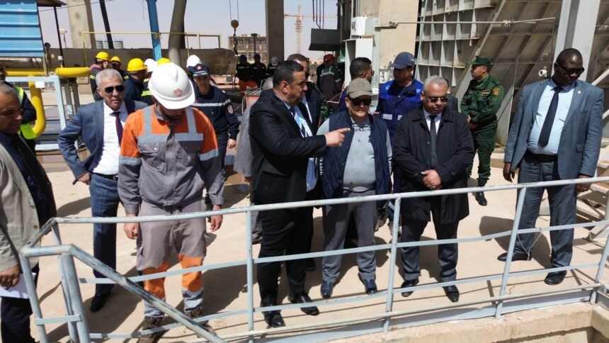 وزير الصناعة يعاين مصنع الإسمنت بأدرار
