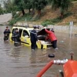 إخراج سيارة عالقة ببركة مائية وإمتصاص مياه الأمطار بـ 3ولايات