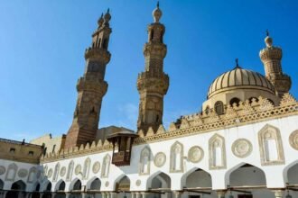 الأزهر الشريف يدين قتل مصلٍ في مسجد بفرنسا