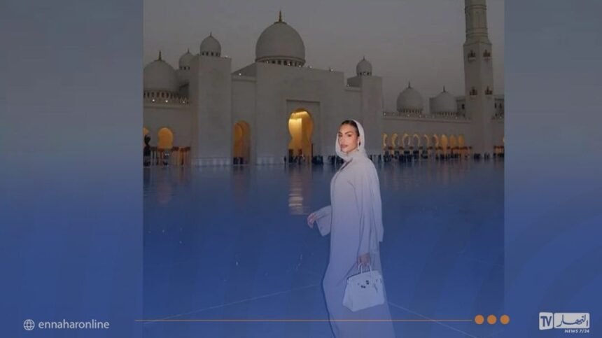 بعد وشم ابعد عنا الشر آمين.. جورجينا بالحجاب والعباءة داخل مسجد