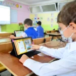 تجهيز 3270 مدرسة بالألواح الإلكترونية