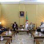 الجزائر وزيمبابوي يبحثان تعزيز التعاون القانوني والقضائي