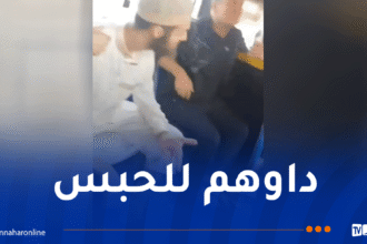 توقيف قاصرين اعتديا على شخص بـ “كيتار” داخل حافلة بوهران