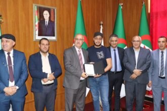 جامعة جيلالي اليابس بسيدي بلعباس تُكرّم قناة النهار وتمنح للمراسل عاشور عبد الكريم بوسام “الصحفي المحترف”