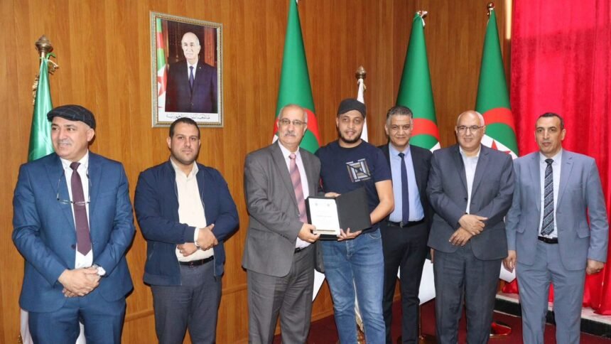 جامعة جيلالي اليابس بسيدي بلعباس تُكرّم قناة النهار وتمنح للمراسل عاشور عبد الكريم بوسام “الصحفي المحترف”