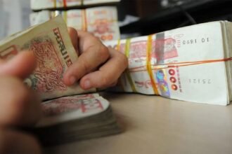 6 أشهر حبسا لشاب عن تهمة طرح أموال مزورة للتداول بالسوق