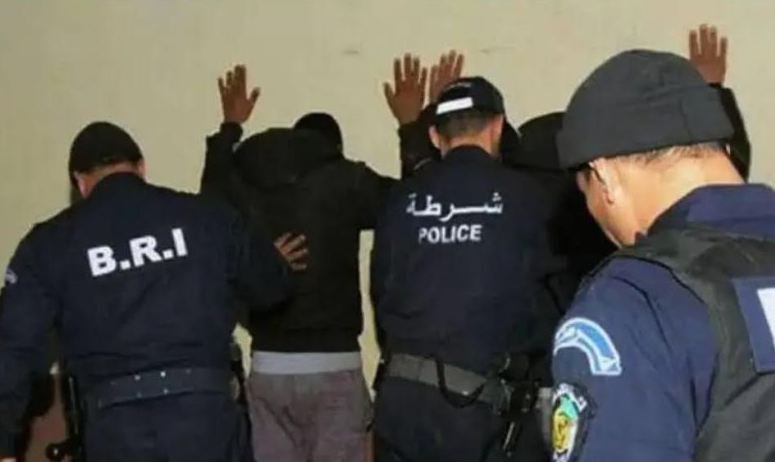 أم البواقي.. توقيف مجموعة من المبحوث عنهم وحجز سلاح ناري دون رخصة بعين البيضاء