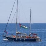 اختطف طاقمها.. الاحتلال الاسرائيلي يقتحم سفينة مدلين الإغاثية
