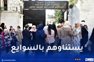 دموع و قلق.. أولياء التلاميذ يصنعون الحدث أمام مراكز إجراء “الباك”