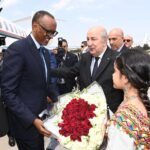 رئيس رواندا يضع إكليلا من الزهور أمام النصب التذكاري بمقام الشهيد
