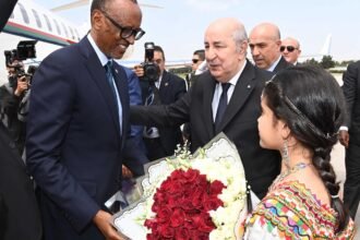 رئيس رواندا يضع إكليلا من الزهور أمام النصب التذكاري بمقام الشهيد