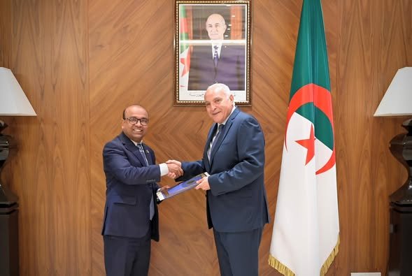 عطاف يتسلم نسخا من أوراق اعتماد السفير الجديد لنبغلاديش لدى الجزائر