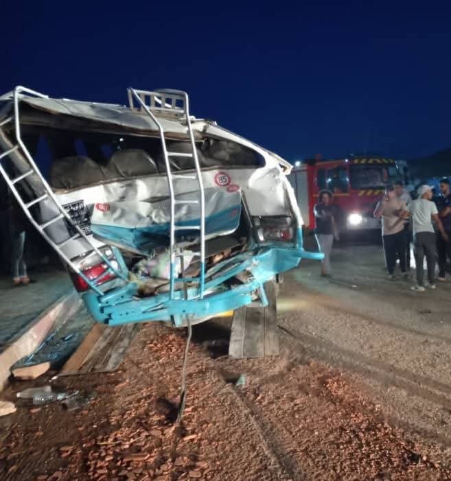 البيض.. 6 قتلى و 19 جريحا في اصطدام بين حافلتين، شاحنة ذات مقطورة وسيارة اجرة