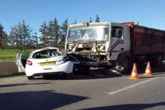  الجلفة.. قتيل وجريحان في حادث اصطدام سيارة بشاحنة في البيرين