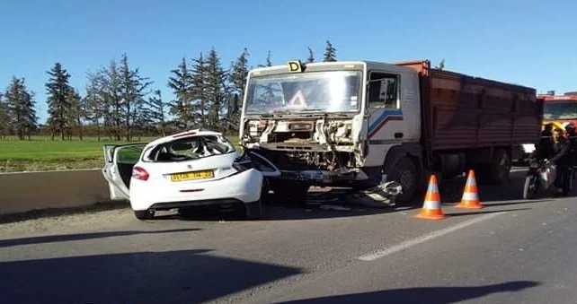 الجلفة.. قتيل وجريحان في حادث اصطدام سيارة بشاحنة في البيرين