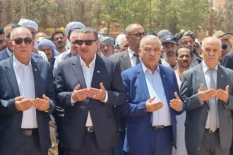بتكليف من الوزير الأول.. وفد وزاري يعاين موقع حادث البيض ويعزي عائلات الضحايا