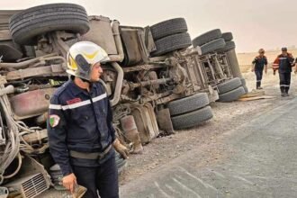 بسكرة.. قتيل وجريح في انحراف وانقلاب شاحنة بالوطاية