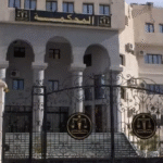 توقيف بائع الملابس بساحة الشهداء بعد أن قام بتحطيم سيارة الشرطة