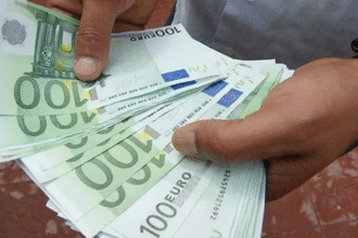 شرطة المطار توقف مسافر بصدد تهريب 3 آلاف أورو إلى الإمارات