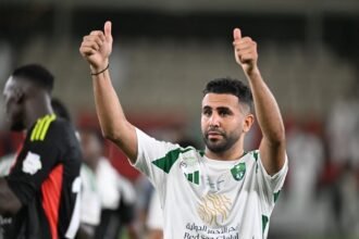 محرز “اللعب مع ميسي حلم ..رونالدو مذهل وتمنيت اللعب مع بن زيمة في الجزائر”