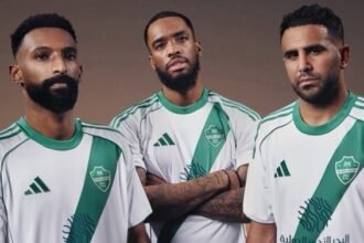 محرز يستعرض القميص الجديد لناديه الأهلي