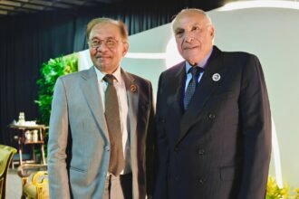 نقل تحيات الرئيس تبون.. عطاف يلتقي برئيس الوزراء الماليزي