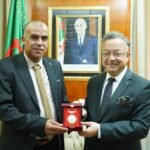 وزير التعليم العالي يمنح وسام إستحقاق للباحث عبد الرحمن نوي