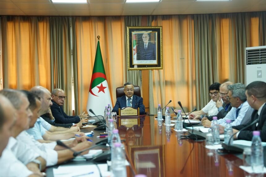 النقل الجامعي .. بداري يترأس اجتماعا لتحسين الخدمة