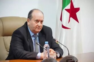 الوزير الأول بالنيابة يترأس اجتماعا لتنظيم معارض لتسويق الأدوات المدرسة