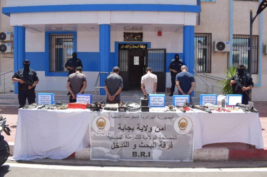 بجاية: الإطاحة بشبكة مختصة في تصنيع والإتجار بالأسلحة النارية