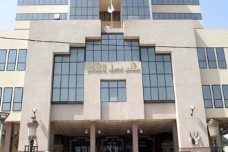 بينهم موظفون عموميون ومتعامِلون اقتصاديون.. تفكيك شبكة كبرى لتبييض الأموال