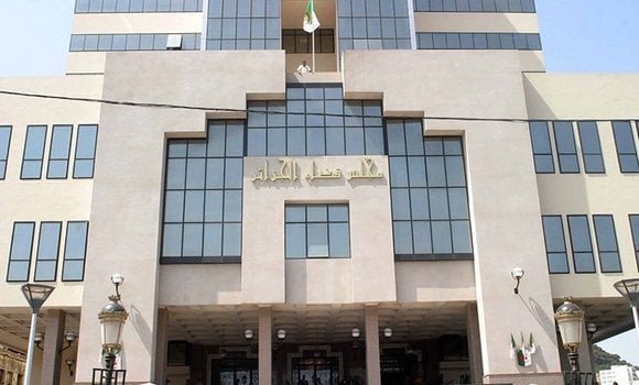 بينهم موظفون عموميون ومتعامِلون اقتصاديون.. تفكيك شبكة كبرى لتبييض الأموال