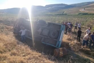 المدية.. 14 جريحا في انحراف وانقلاب حافلة لنقل المسافرين ببن شكاو 