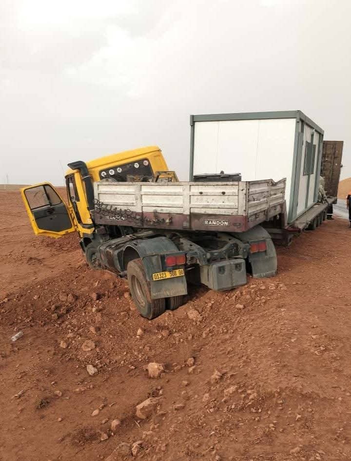 بشار.. انحراف شاحنة عند مدخل دائرة العبادلة