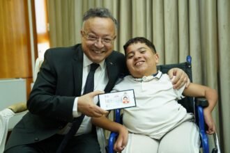 شجعه على مواصلة التفوق.. بداري يستقبل طالب من ذوي الهمم