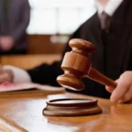بعدما اكتشف سحب 2850 اورو من حساب والدهما يوم وفاته..كهل يقاضي شقيقته بتهمة بالسرقة